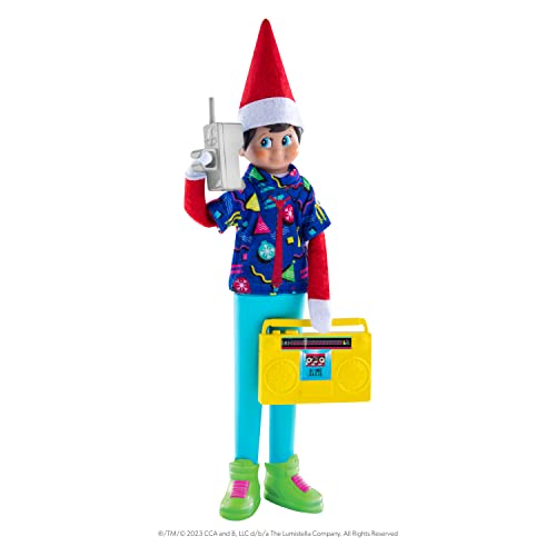 The Elf on the Shelf MagiFreez Retro RAD 80's Gear Set – Ayuda a tu Elfo Explorador a Encontrar su Poder mágico de pie - Los Accesorios Incluyen Pantalones mágicos, Tenis, Camisa Vintage, teléfono