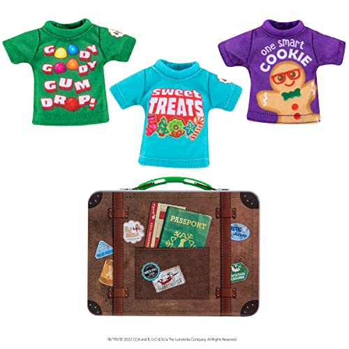 The Elf on the Shelf Sweet Treats Tees Claus Couture - Juego de Ropa para tu Elfo Explorador, los Accesorios Incluyen una Maleta de Lata Coleccionable con un trío de Camisetas de tamaño Elfo