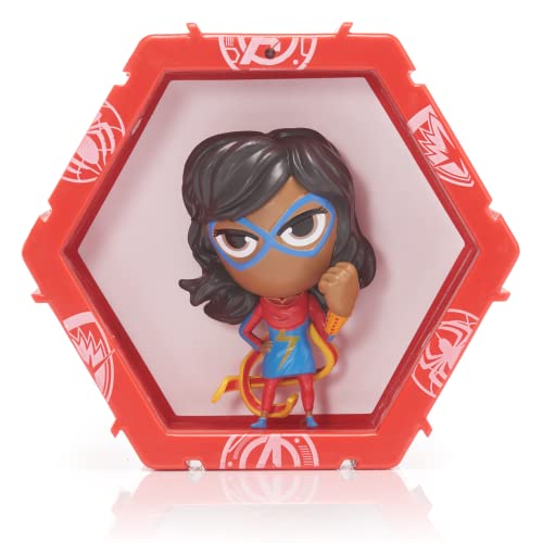 WOW! PODS - Colección Marvel Avengers - Ms Marvel - Figura Coleccionable con luz y Sensor de Movimiento (Deqube 918MVL101637)