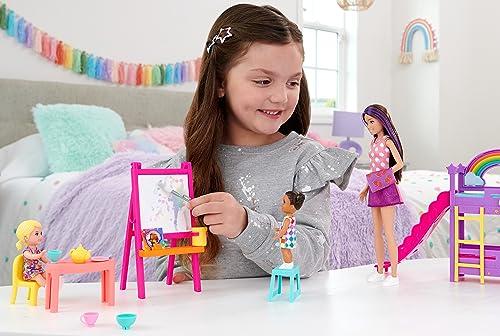 Barbie Skipper First Jobs Muñeca canguro morena con set de juego de guardería y accesorios, +3 años (Mattel HND18)