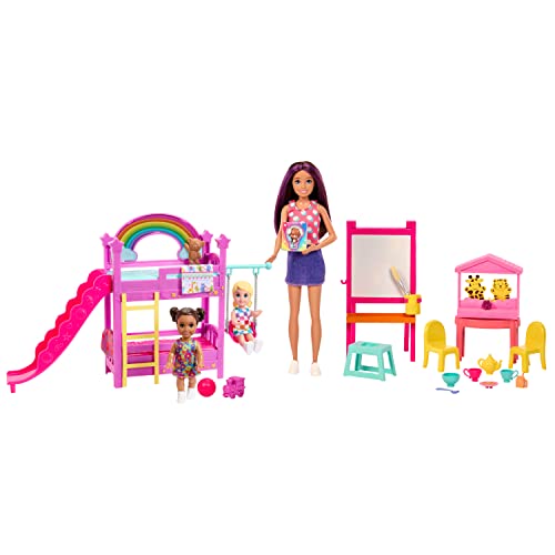 Barbie Skipper First Jobs Muñeca canguro morena con set de juego de guardería y accesorios, +3 años (Mattel HND18)