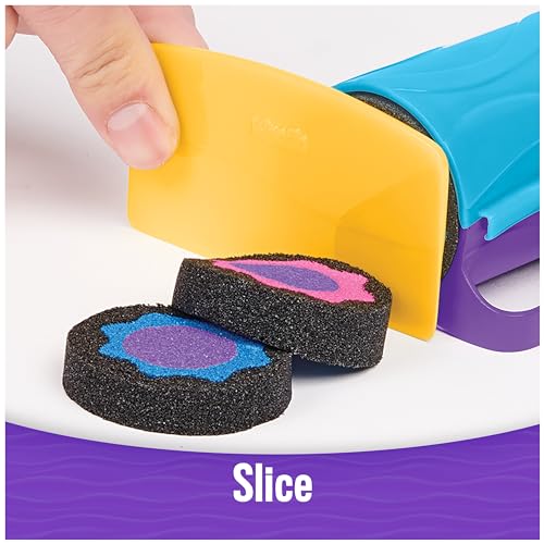 Kinetic Sand - Arena MÁGICA - Slice N' Surprise - 383g de Arena Negra, Rosa y Azul y 7 Herramientas - Kit Manualidades Niños - 6063482 - Juguetes Niños 3 Años +