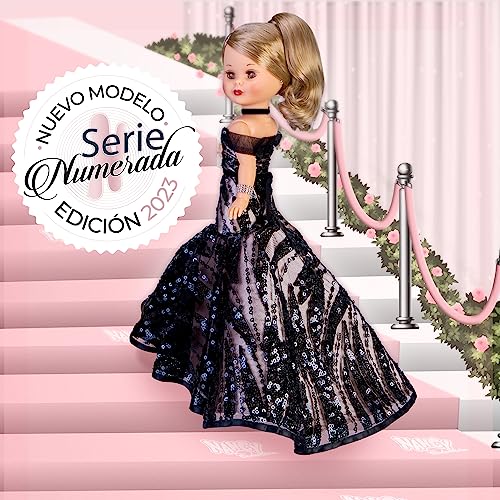 Nancy Colección - Muñeca 55 Aniversario Gala, edición Limitada, muñeca con Vestido de Gala Negro, Pelo Rubio en coleta, con Detalles Brillantes, para coleccionistas, Famosa (NAC53000)