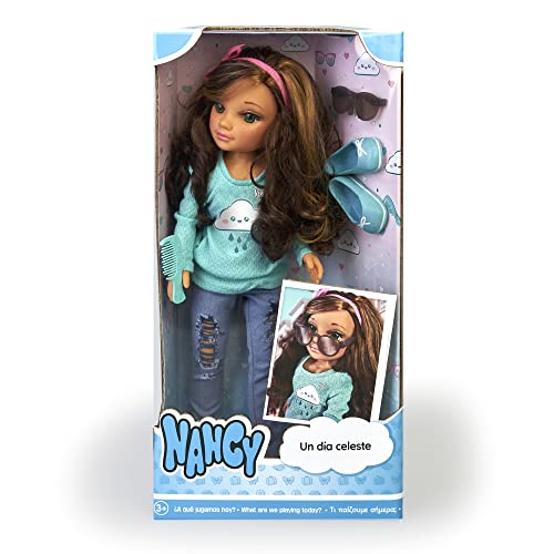 Nancy – Un día celeste, muñeca de pelo oscuro con ropa de color azul celeste y complementos a la moda, para niñas y niños a partir de 3 años, Famosa (700017460)