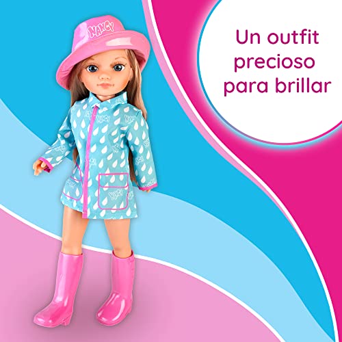 Nancy - Un look de lluvia, Set de ropita para muñecas fashion con complementos y ropa, sombrero, botas y chubasquero a juego de colores rosa y azul, para niños y niñas desde 3 años, Famosa (NAC29000)