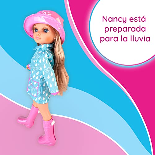 Nancy - Un look de lluvia, Set de ropita para muñecas fashion con complementos y ropa, sombrero, botas y chubasquero a juego de colores rosa y azul, para niños y niñas desde 3 años, Famosa (NAC29000)