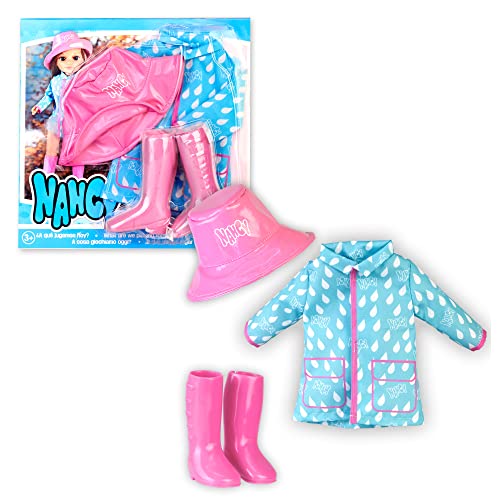 Nancy - Un look de lluvia, Set de ropita para muñecas fashion con complementos y ropa, sombrero, botas y chubasquero a juego de colores rosa y azul, para niños y niñas desde 3 años, Famosa (NAC29000)