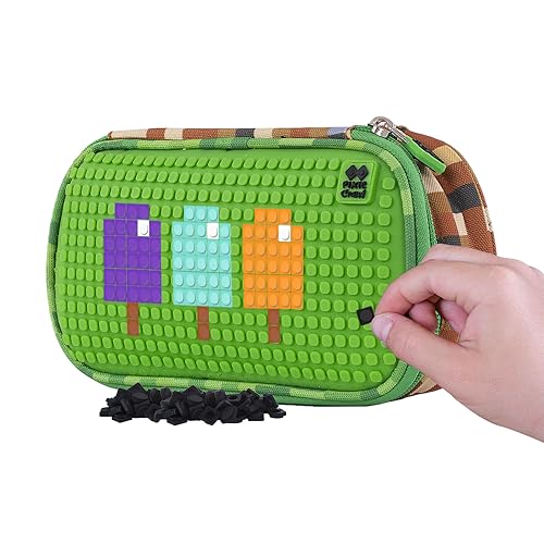 PIXIE CREW Estuche Escolar Verde Pixelado con Amplio Espacio para Útiles Acolchado Que Protege de Impactos 2 Pisos con Cierre de Cremallera y Panel de Silicona Personalizable +30 Pequeños Píxeles