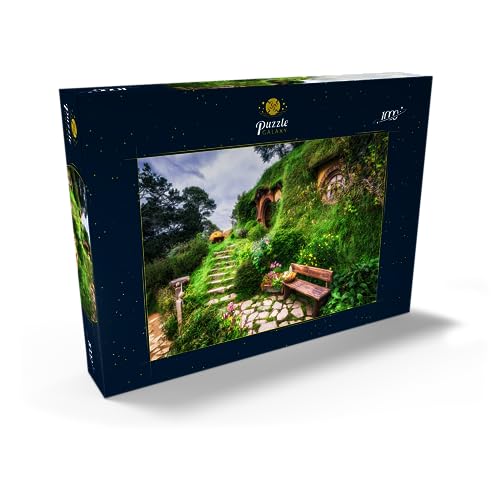 Casa Y Jardín De Bilbo Bolsón En El Plató De La Película El Hobbit, Nueva Zelanda - Premium 1000 Piezas Puzzles - Colección Especial MyPuzzle de Puzzle Galaxy