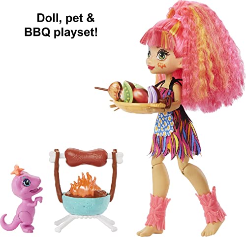 Cave Club Wild About BBQs Conjunto de Barbacoa con muñeca, Mascota y Accesorios para niños y niñas +4 años (Mattel GNL96)