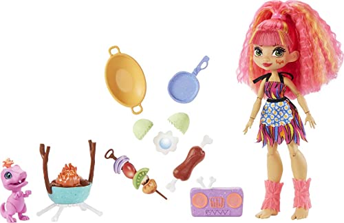 Cave Club Wild About BBQs Conjunto de Barbacoa con muñeca, Mascota y Accesorios para niños y niñas +4 años (Mattel GNL96)