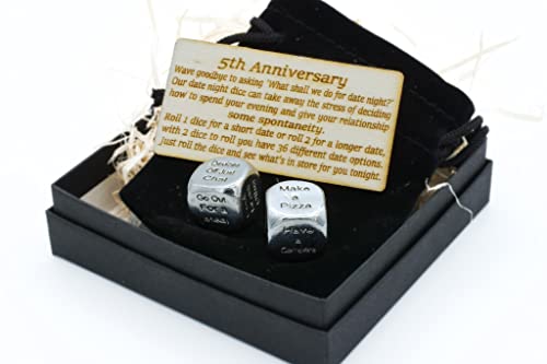 Dados de metal con fecha de 5 años de aniversario, instrucciones grabadas para crear una idea única de fecha de 5º aniversario