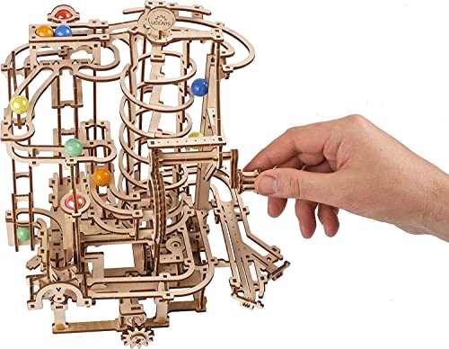 UGEARS Puzzle 3D de Circuito de Canicas - Maquetas para Montar Carreras de canicas con Elevador en Espiral - Maquetas de Madera y Puzzles 3D - Kit Marble Run - Maquetas para Construir para Adultos