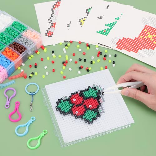 4800 Piezas Cuentas para Planchar, Navidad Fuse Beads 5 mm con Plantillas de Cuentas para Planchar y Accesorios de Papel para Planchar, 8 patrones, Llaveros y Accesorios para Manualidades Infantiles