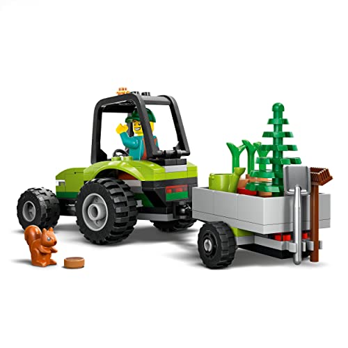 LEGO 60390 City Great Tractor Forestal con Remolque, Juguete de Granja para Niños de 5 Años o Más, Figuras Animales, Mini Figura de Jardinero, Regalo de Cumpleaños